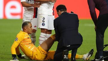 LISBON, PORTUGAL - AUGUST 12: Keylor Navas of Paris Saint-Germain receives medical treatment during the UEFA Champions League Quarter Final match between Atalanta and Paris Saint-Germain at Estadio do Sport Lisboa e Benfica on August 12, 2020 in Lisbon, P
