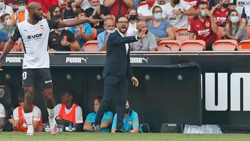 José Bordalás corrige a sus jugadores.