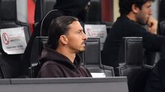 Fútbol Fútbol - Serie A - AC Milan v Venezia - San Siro, Milán, Italia - 22 de septiembre de 2021 Zlatan Ibrahimovic del AC Milan observa desde las gradas.