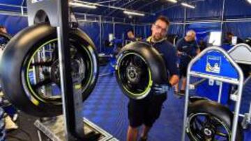 Mec&aacute;nicos de Michelin en el circuito de Jerez.