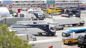 <b>SIN DESCANSO. </b>La actividad en el paddock fue incesante ayer. Los motorhome de Ferrari (abajo a la izquierda), McLaren (abajo al centro) y Red Bull (arriba), realmente majestuosos.