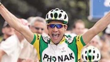 <b>RECITAL.</b> Pereiro, flanqueado por Mayo y Sevilla, ganó en los Alpes.