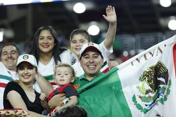 COP06. PHOENIX (ARIZONA, EE.UU.), 20/07/2017. Fanáticos apoyan a México previo al partido de la selección mexicana contra Honduras por la Copa de Oro hoy, jueves 20 de julio de 2017, en el Estadio de la Universidad de Phoenix, en Arizona (EE.UU.) EFE/José Méndez