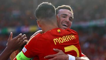 Berlin (Germany), 15/06/2024.- Fabian Ruiz (R) of Spain celebrates with teammate Alvaro Morata after scoring his team's second goal during the UEFA EURO 2024 group B match between Spain and Croatia in Berlin, Germany, 15 June 2024. (Croacia, Alemania, España) EFE/EPA/FILIP SINGER
