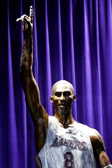 La estatua de Kobe Bryant durante una ceremonia de inauguración en el Crypto.com.