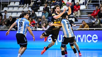 El jugador la Selección Española de balonmano Daniel Fernández superando a los jugadores de Argentina.