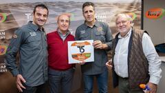 Miguel Indurain posa con su dorsal para la Titan Desert 2020.