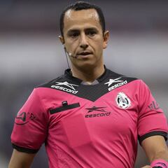 El VAR manda a revisar una mano del 'Piojo' Alvarado y no dan penal