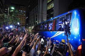 El autobs del Inter Miami a su llegada al hotel en Lima rodeado de fanticos.