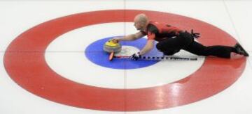 Ryan Fry del equipo canadiense de curling.