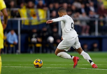 El jugador del Real Madrid, Kylian Mbappé, marca el 1-2 al Villarreal. 