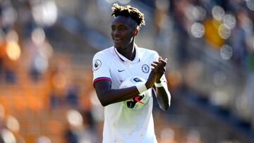 Tammy Abraham se llevó el balón a su casa tras anotar un hat-trick ante el Wolverhampton.