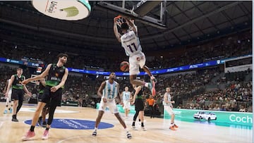 Partido contra el Joventut con el Unicaja de blanquiazul.