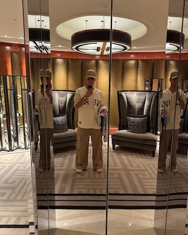 Un autorretrato con un look muy beisbolero. 