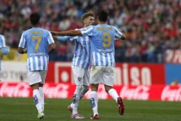 El delantero paraguayo del Málaga Roque Santa Cruz celebra con sus compañeros el gol marcado al Atlético de Madrid