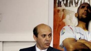 <b>CONFIADO.</b> El presidente del Sevilla, José María del Nido, reconoció que "no necesitan montar 'shows'", ni fichajes, ni baile de nombres para ilusionar a la afición, a la que pidió paciencia porque las nuevas incorporaciones "llegarán sí o sí".