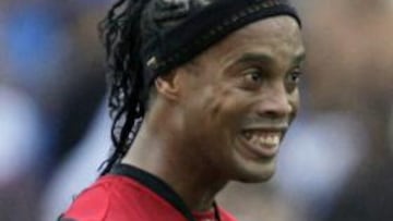 Ronaldinho fue sustituido y abucheado por su hinchada