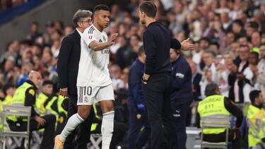Real Madrid's French forward #10 Kylian Mbappe greets Real Madrid's Spanish coach Xabi Alonso after being substituted during the Spanish League football match between Real Madrid CF and Valencia CF at Santiago Bernabeu Stadium in Madrid on November 1, 2025. (Photo by Oscar DEL POZO / AFP)