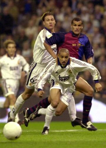 Los madridistas Fernando Redondo y Roberto Carlos y el azulgrana Rivaldo corren tras un balón que quedó suelto, durante el encuentro de Liga que el Real Madrid y el FC Barcelona de la temporada 99/00