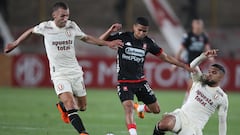 AME7380. LIMA (PERÚ), 04/05/2023.- Horacio Calcaterra (i) y Martín Pérez (d) de Universitario disputan hoy el balón con José Enamorado de Santa Fe, durante un partido por el Grupo G de la Copa Sudamericana en el Estadio Monumental en Lima (Perú). EFE/ Paolo Aguilar
