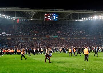 Numerosos ultras del Trabzonspor han agredido este domingo a los jugadores del Fenerbahçe tras perder su club en casa por 2-3. Tras pitarse el final del partido, los jugadores del Fenerbahçe intentaron celebrar la victoria sobre el césped pero numerosos ultras del Trabzonspor irrumpieron en el campo agrendiendo a los jugadores. Los futbolistas se defendieron, produciéndose una batalla campal de la que los jugadores fueron rescatados por las fuerzas de seguridad.