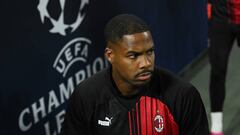 MILAN, ITALY - APRIL 12:  Mike Maignan of AC Milan arrives before the UEFA Champions League quarterfinal first leg match between AC Milan and SSC Napoli at Giuseppe Meazza Stadium on April 12, 2023 in Milan, Italy. (Photo by Claudio Villa/AC Milan via Getty Images)