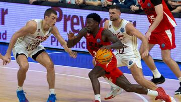 Dylan Ennis controla el balón ante el alero de FMP Soccerbet Stefan Lazarevic, durante el partido de la tercera jornada de la Liga de Campeones que se está disputando este martes en el Palacio de los Deportes de Murcia.
