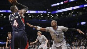 Paul Pierce intenta tapar el lanzamiento de Paul Millsap.