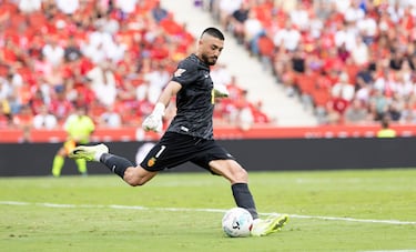 El portero bermellón hizo un partidazo contra el Atlético. Sus intervenciones sostuvieron al equipo en los peores momentos. Su parada al lanzamiento de penalti de Julián Álvarez, clave.
