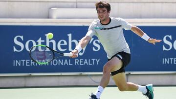 Pedro Martínez devuelve una bola durante un torneo.