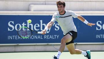 Pedro Mart&iacute;nez devuelve una bola durante un torneo.