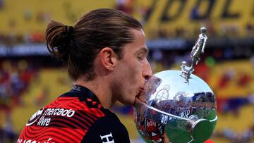 GUAYAQUIL, ECUADOR - OCTOBER 29: Filipe Luís of Flamengo kisses the trophy after winning the final of Copa CONMEBOL Libertadores 2022 between Flamengo and Athletico Paranaense at Estadio Monumental Isidro Romero Carbo on October 29, 2022 in Guayaquil, Ecuador. (Photo by Franklin Jacome/Getty Images)