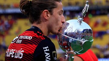 GUAYAQUIL, ECUADOR - OCTOBER 29: Filipe Luís of Flamengo kisses the trophy after winning the final of Copa CONMEBOL Libertadores 2022 between Flamengo and Athletico Paranaense at Estadio Monumental Isidro Romero Carbo on October 29, 2022 in Guayaquil, Ecuador. (Photo by Franklin Jacome/Getty Images)