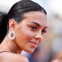 El posado más sugerente de Georgina como "sirena varada"