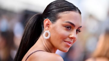 El posado más sugerente de Georgina como "sirena varada"