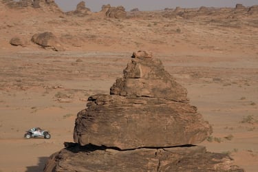 El piloto Nicolas Cavigliasso y su copiloto Valentina Pertegarini compiten durante la quinta etapa. 
 