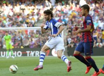 El centrocampista brasileño del FC Barcelona Rafinha Alcántara persigue al centrocampista de la Real Sociedad Esteban Granero