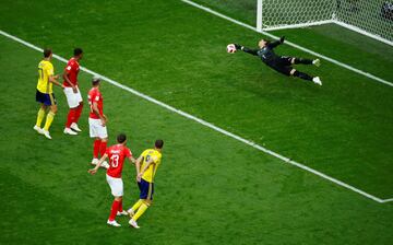 Yann Sommer para el tiro sueco de  Marcus Berg.