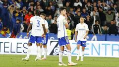 Jaume Gran, en primer plano, y el resto de jugadores del Zaragoza se lamentan tras caer derrotados frente al Eibar.