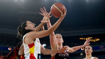 Maite Cazorla trata de entrar a canasnta ante la defensa de Emma Meesseman.