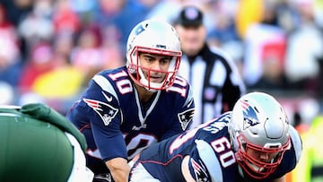 FOXBORO, MA - DECEMBER 24: Jimmy Garoppolo #10 of the New England Patriots prepares to take a snap during the fourth quarter of a game against the New York Jets at Gillette Stadium on December 24, 2016 in Foxboro, Massachusetts.   Billie Weiss/Getty Images/AFP
 == FOR NEWSPAPERS, INTERNET, TELCOS &amp; TELEVISION USE ONLY ==