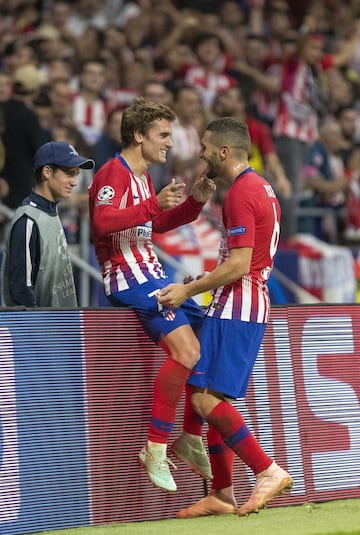 3-1. Koke celebró el tercer gol con Griezmann.