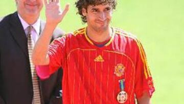 <B>CONDECORADO</B>. El secretario de Estado para el Deporte, Jaime Lissavetzky entregó al capitán, Raúl González, la medalla de oro de la Real Orden al Mérito Deportivo.