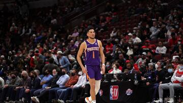 CHICAGO, ILLINOIS - FEBRUARY 07: Devin Booker #1 of the Phoenix Suns walks backcourt during the second half of a game against the Chicago Bulls at United Center on February 07, 2022 in Chicago, Illinois. NOTE TO USER: User expressly acknowledges and agrees that, by downloading and or using this photograph, User is consenting to the terms and conditions of the Getty Images License Agreement. Stacy Revere/Getty Images/AFP
== FOR NEWSPAPERS, INTERNET, TELCOS & TELEVISION USE ONLY ==
