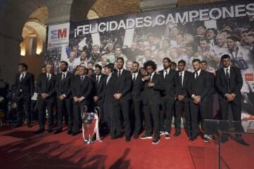 Los jugadores del Real Madrid posan con el trofeo en la Casa de Correos, sede del Gobierno de la Comunidad de Madrid, durante las celebraciones del equipo blanco tras la victoria en la final de la Liga de Campeones disputada ayer en Lisboa.