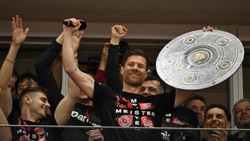 Xabi Alonso con el trofeo Meisterschale (ensaladera) que acredita al Bayer Leverkusen campeón de la Bunesliga.