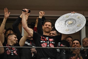 Xabi Alonso con el trofeo Meisterschale (ensaladera) que acredita al Bayer Leverkusen campeón de la Bunesliga.