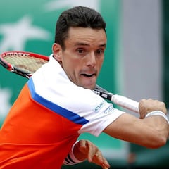 Suspensión en Roland Garros: Bautista gana el set a Djokovic
