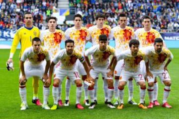 Once de la Selección Española contra Bosnia. De pie: Asenjo, Bellerín, Marc Bartra, San José, Bruno, Aduriz. Agachados: Azpilicueta, Cesc Fábregas, Asensio, Silva y Nolito. 