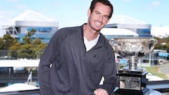 Andy Murray posa junto con el Trofeo Norman Brookes que se le entrega al ganador del Open de Australia.